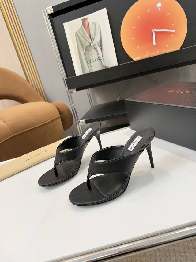 Price: 皮盒15 品 牌：Alaia Alaia阿莱雅尖头高跟拖鞋！无数的名设计师都把他看作“Designer Of Designers”更影响着很多人的