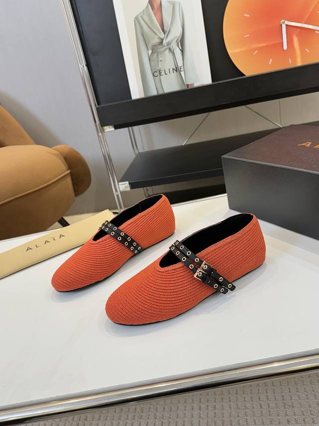Price: 品 牌：Alaia 阿莱亚24S新品复古扣带玛丽珍鞋芭蕾舞鞋 走秀款平底芭蕾舞鞋章小蕙同款甜酷芭蕾风，人气超高的一款芭蕾舞鞋，浪漫又迷人舒适百搭满