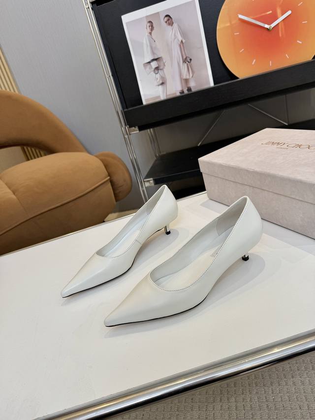 Price: 品 牌：Jimmy Choo 吉米周 2025早秋新品高跟鞋 宋茜同款 邂逅奢华 不仅仅是一双鞋子，更是一件艺术品，它承载着精湛工艺与时尚美学，是