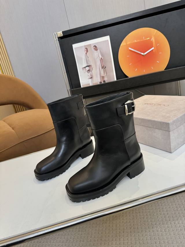 Price: 品 牌：Jimmy Choo 吉米周 2025秋冬款新品，前鞋面内包边无缝线设计，尽显奢华品质。 宋茜同款 邂逅奢华 不仅仅是一双鞋子，更是一件艺