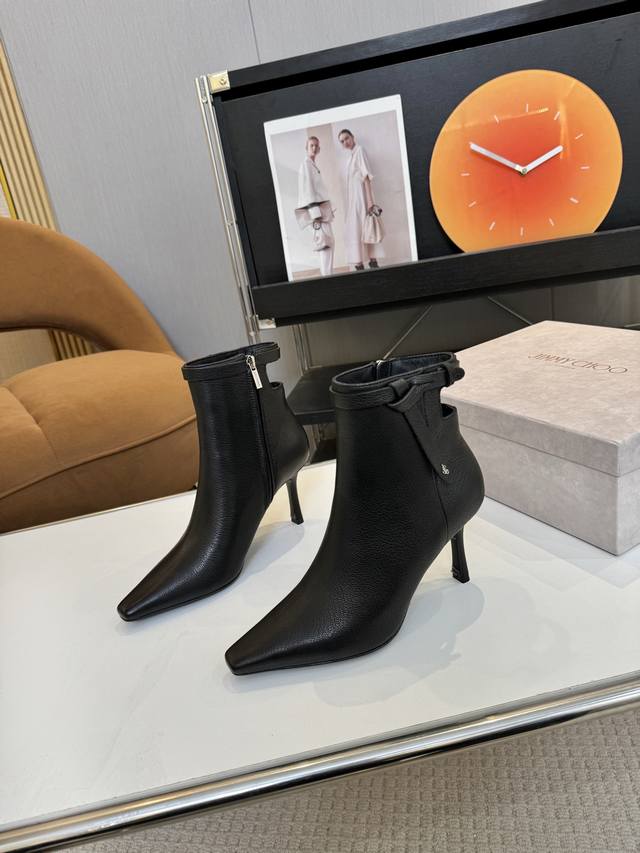 Price: 品 牌：Jimmy Choo 吉米周 2025早秋新品高跟裸后扣款靴子 宋茜同款 邂逅奢华 不仅仅是一双鞋子，更是一件艺术品，它承载着精湛工艺与时