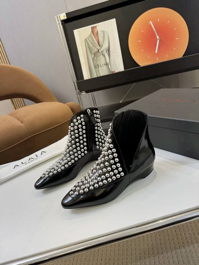 Price: 品 牌：Alaia 阿莱亚25新款箭头短靴 该款尖头踝靴，采用几何镂空露肤设计，搭配55毫米鞋跟，更加拉长腿部线条比例; 弹力绒面皮山羊皮制成，轻