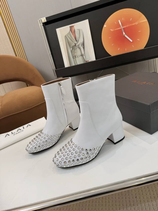 Price: 品 牌：Alaia 2025早秋新款Alaia阿莱亚 绒面皮水晶钻短靴 小牛皮烫钻侧拉链粗跟踝靴 Bling Bling水晶钻踝靴，采用镶钻工艺设