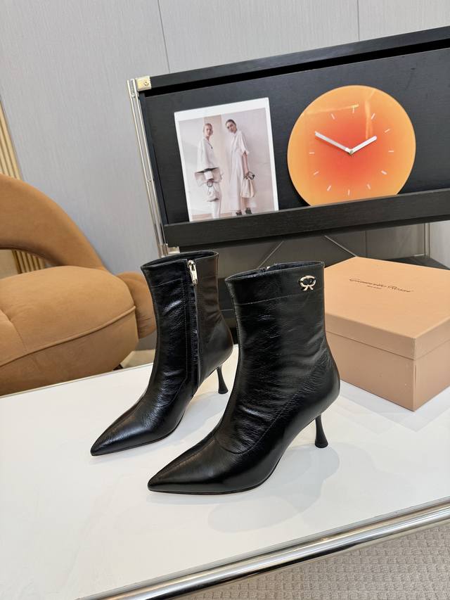Price: 品 牌：Gianvito Rossi 25S秋冬新款 罗西 Gr尖头及踝靴侧拉链R扣细跟短靴高跟靴子 鞋面采用绒面革，质感柔软细腻，自带奢华高级感