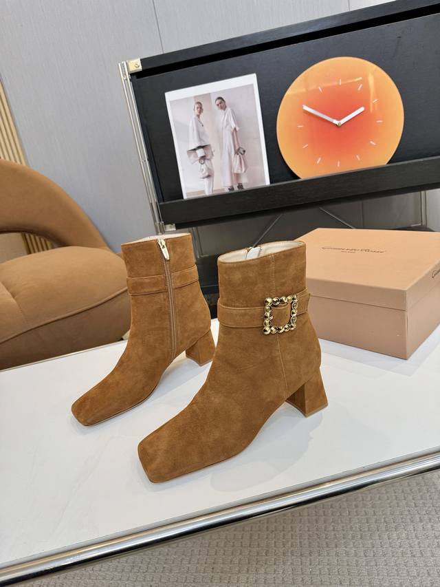 Price: 品 牌：Gianvito Rossi 25S秋冬新款 罗西 Gr方头及踝靴侧拉链R扣粗跟短靴。 鞋面采用绒面革，质感柔软细腻，自带奢华高级感，同时
