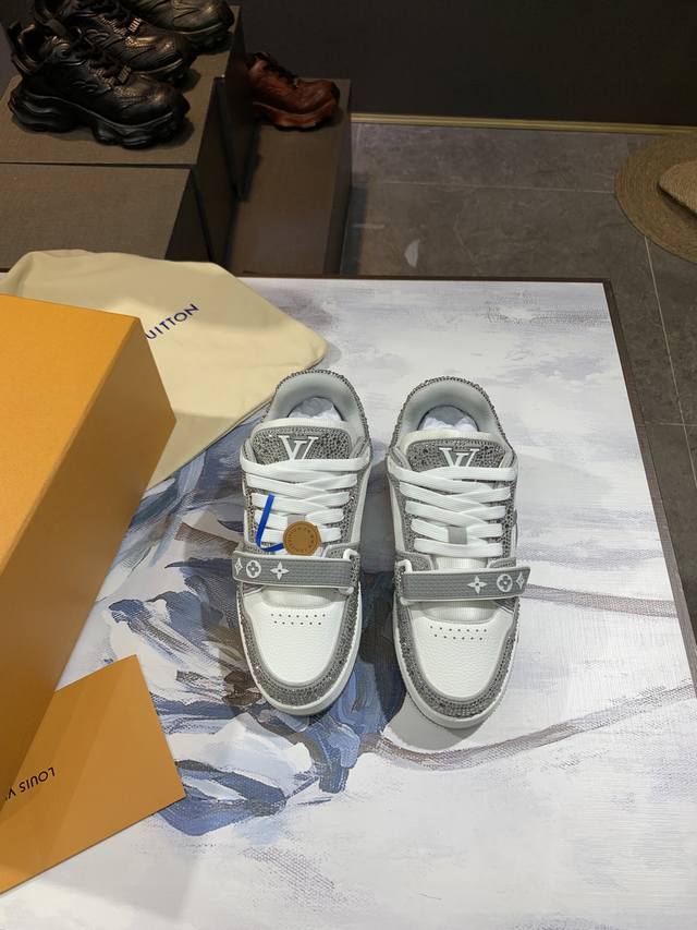 出厂价P Lv Trainer 运动板鞋系列 钻款 代购级版本， 包装：鞋带 防尘袋 手提袋 发票 证书 卡片 抽屉盒 进口电脑针车拉线，鞋头，后套，冷热加工定