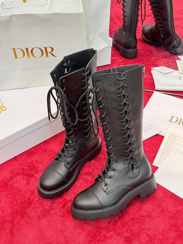 出厂价Pp： 迪奥 Cd 2025 秋冬走秀海报新款D-Road高定系列后拉链机车女长靴 Dior字母Logo厚底圆头低跟系带高筒骑士军靴 材质：鞋面进口粒面小