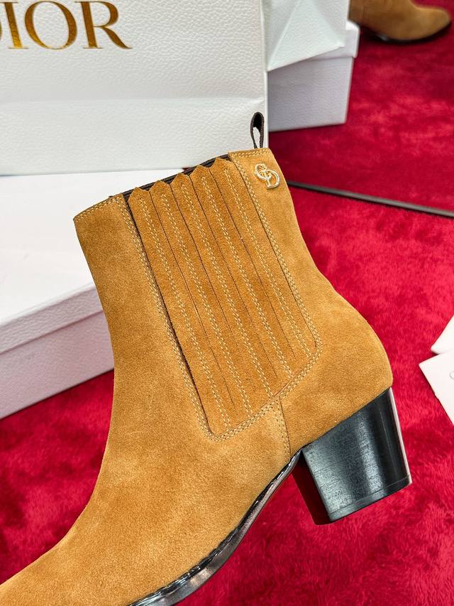 出厂价Pp： Dior 迪奥2025秋冬走秀高定系列D-West切尔西女靴 Cd字母Logo五金扣机车靴 明星同款粗跟尖头一脚骑士短靴 市面顶级版本 材质：鞋面