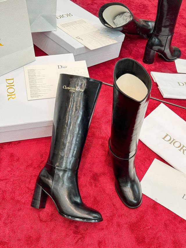 出厂价Pp： Dior 迪奥2025秋冬新款D-Town系列朋克风粗跟女靴 明星同款Cd字母Logo五金扣机车及膝长靴 高跟圆头一脚蹬骑士高筒靴 材质：鞋面进口
