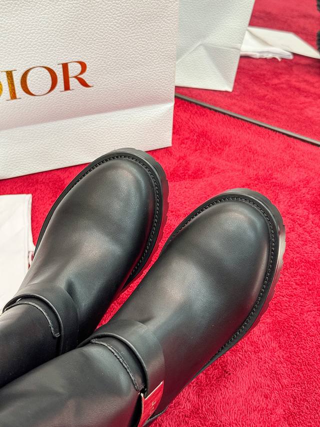 出厂价Pp： Dior 迪奥2025 秋冬新款D-Quest系列朋克风女靴 明星同款Cd字母Logo五金皮带扣机车靴 低跟厚底圆头一脚蹬骑士短靴 材质：鞋面进口
