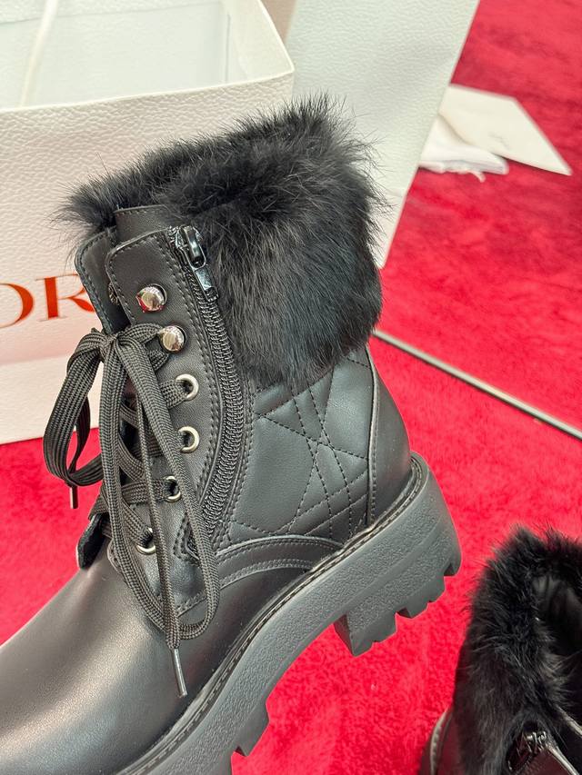 出厂价Pp：皮面 Dior 迪奥2025秋冬新款D-Majo羊毛藤格纹电绣女短靴 明星同款Cd字母Logo系带机车靴 低跟厚底圆头系带骑士靴 材质：鞋面进口小牛