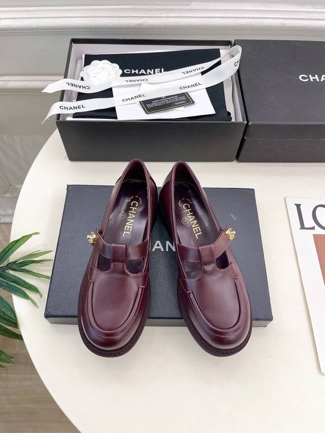 小香 25 2025 秋冬新品 专柜经典走秀款 小香书包扣T字带乐福鞋 系列上新 Bs时尚圈的绝绝子 搭配将演绎着细致 极简 永不褪去的经典元素 展现与众不同的