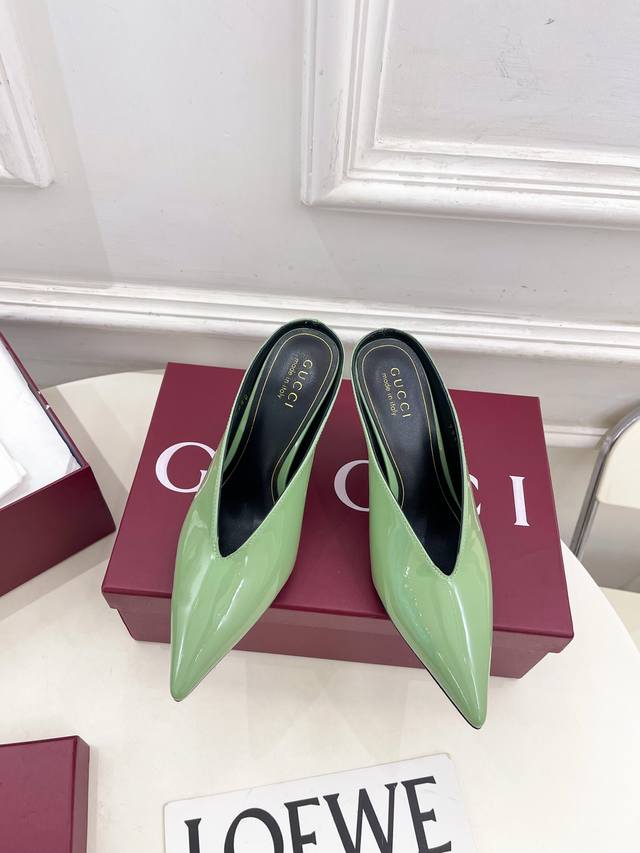 Gucci 古驰 25 G家 主打系列终于面世，狠货值得期待！原有的经典 创造新设计 Bs秋冬新品 尖头V口复古风高跟穆勒鞋 代购级别！高级感十足！国内外博主刷