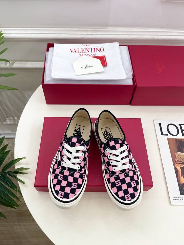 Valentino 华伦天奴 2025秋冬新品 华伦天奴与 Vans 联名情侣运动鞋 上新 Valentino Garavani 的经典“Roman Stud”