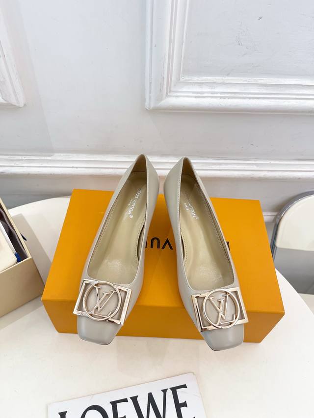 Lv 路易威登 25 2025 秋冬新款 顶级版本原版一致 专柜主打最新款 Lv大方扣方头高跟单鞋 硬货上新 Bs代购级别！高级感十足！国内外博主刷爆的一款，复