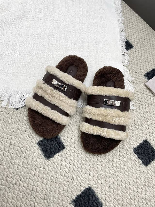 爱马仕 H家25秋冬新款毛拖系列 经典的H加上毛茸茸的羊毛设计让人一眼就爱上随意的二舅拖 皮料是意大利定制的爱马仕专用牛皮 垫脚和内里全部采用澳洲进口羊羔毛超暖