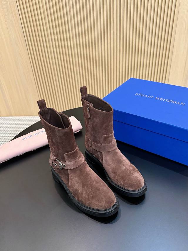 小牛皮530 牛反绒 代购级别 25Sw专柜同步主推款皮带扣侧拉链骑士靴 原版开模1:1匠心打造，经典楦型，还原度极高，侧面拉链设计，方便穿脱 这款随性前卫的及