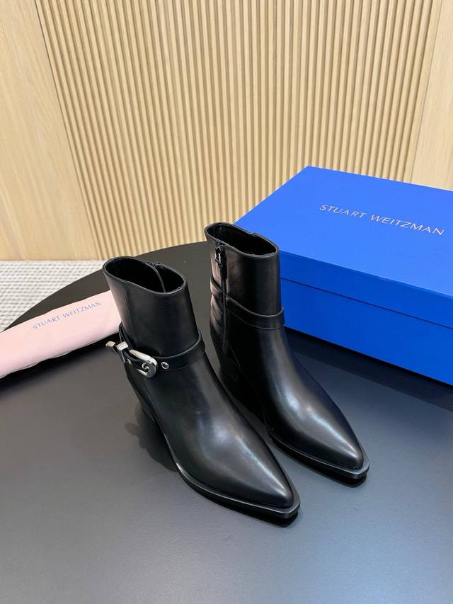 小牛皮530 牛反绒 代购级别 25Sw专柜同步主推款皮带扣侧拉链骑士靴 原版开模1:1匠心打造，经典楦型，还原度极高，侧面拉链设计，方便穿脱 这款随性前卫的及