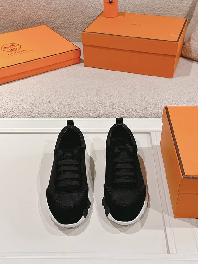 Hermes 顶级版本# 爱马仕H家经典情侣款 休闲运动鞋 情侣款休闲之履运动老爹鞋结合高科技帆布与麂皮山羊皮，在橡胶鞋底上饰以夸张“H”字母，斜体设计和鲜艳色