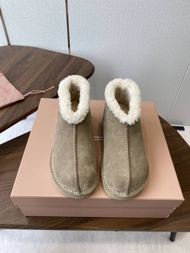 Miumiu 缪缪 25Ss秋冬走秀款 羊毛小短靴雪地靴毛毛鞋 经常出现在各大时装杂志封面 各路明星、小红书博主都有钟爱 搭配绑带设计更显优雅，上脚尤为惊艳到你
