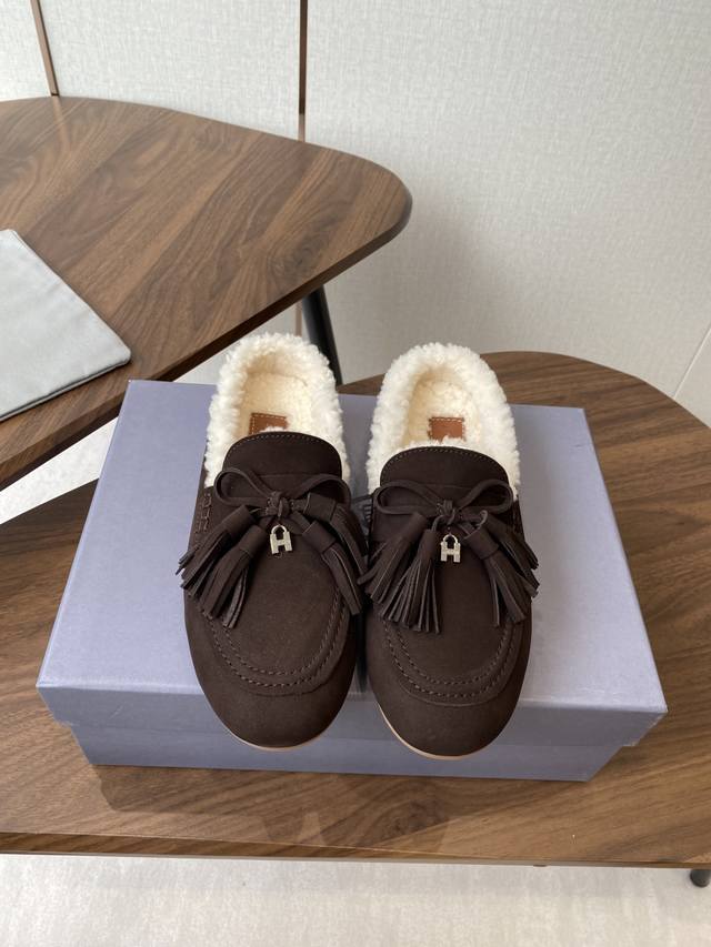 作为明星私底下上脚最多的一个牌子 Hogan的鞋子真的是越穿越喜欢 虽然很多款式都差不多 但是一出新系列的就真的让人忍不住入手 可以说是谜一样的存在 这款我刚到