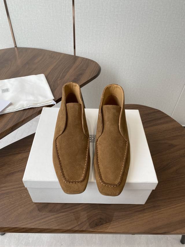 Toteme25Ss 新款 方头高邦乐福鞋 设计为方头一脚蹬样式，简约大气，属于“老钱风”的极简风格，线条利落，没有多余装饰，尽显低调优雅。鞋跟是平底款式，穿着