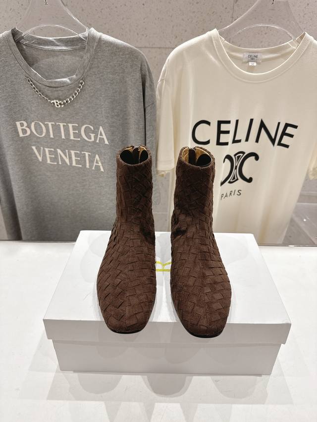 高版本出厂 The Row 2025Ss秋冬爆款平底简约短靴及裸靴 非常舒服的小矮靴，极简设计理念，版型显瘦好穿颜值与实用性并存 鞋面：手工编织鞋面 内里：水染