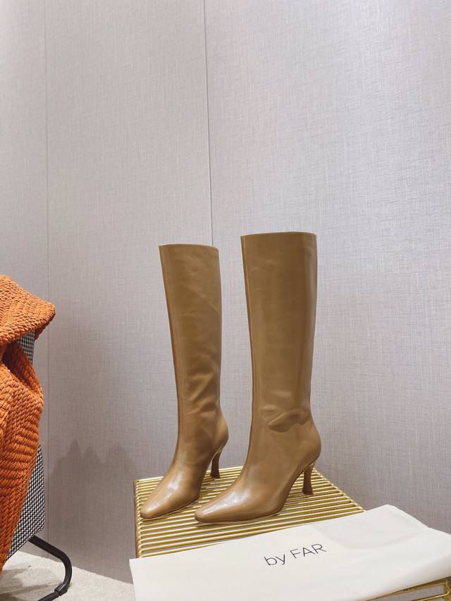 出厂价P By Far 2025秋冬上新 气质款 全皮版 小猫跟 新款长靴 1:1 正品购入 小方头 更加时髦 拉长腿型 可以看到我们靴子侧面是按照人体腿型设计