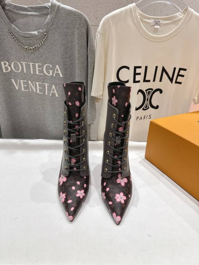 高版本出厂 Louis Vuitton 25Ss Lv驴牌秋冬新款高跟短靴 楦型百搭瘦脚Yyds.造型立体饱满，气质满满 上脚舒适 非常复古风、气场十足，加原版