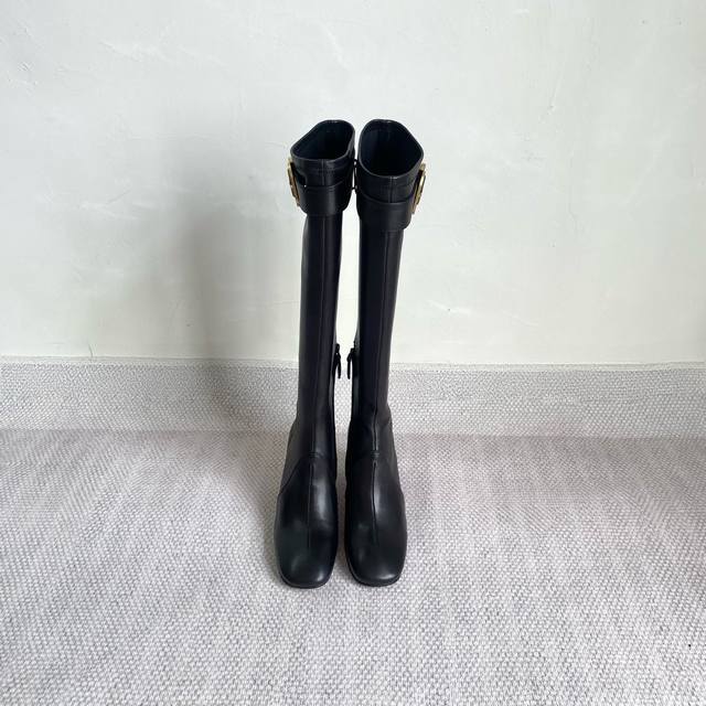 高版本出厂 Miumiu*缪缪 F026 2025Ss秋冬走秀新款高跟过膝长靴弹力靴 走秀款出现在各大时装杂志封面 各路明星、小红书博主着用～上脚尤为惊艳到你的