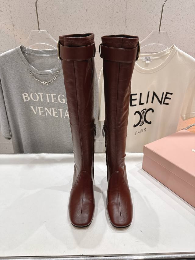 高版本出厂 Miumiu*缪缪 F026 2025Ss秋冬走秀新款高跟过膝长靴弹力靴 走秀款出现在各大时装杂志封面 各路明星、小红书博主着用～上脚尤为惊艳到你的