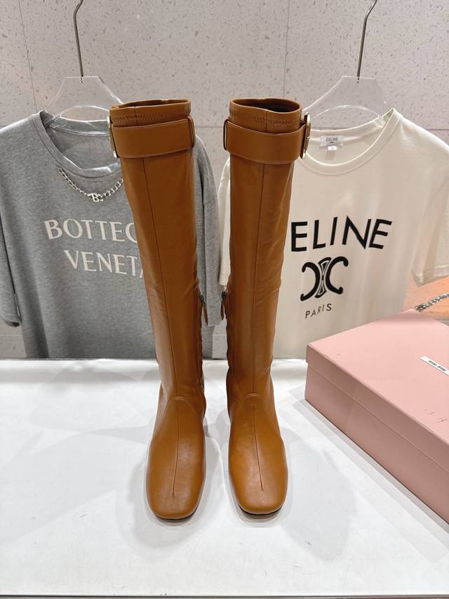 高版本出厂 Miumiu*缪缪 F026 2025Ss秋冬走秀新款高跟过膝长靴弹力靴 走秀款出现在各大时装杂志封面 各路明星、小红书博主着用～上脚尤为惊艳到你的