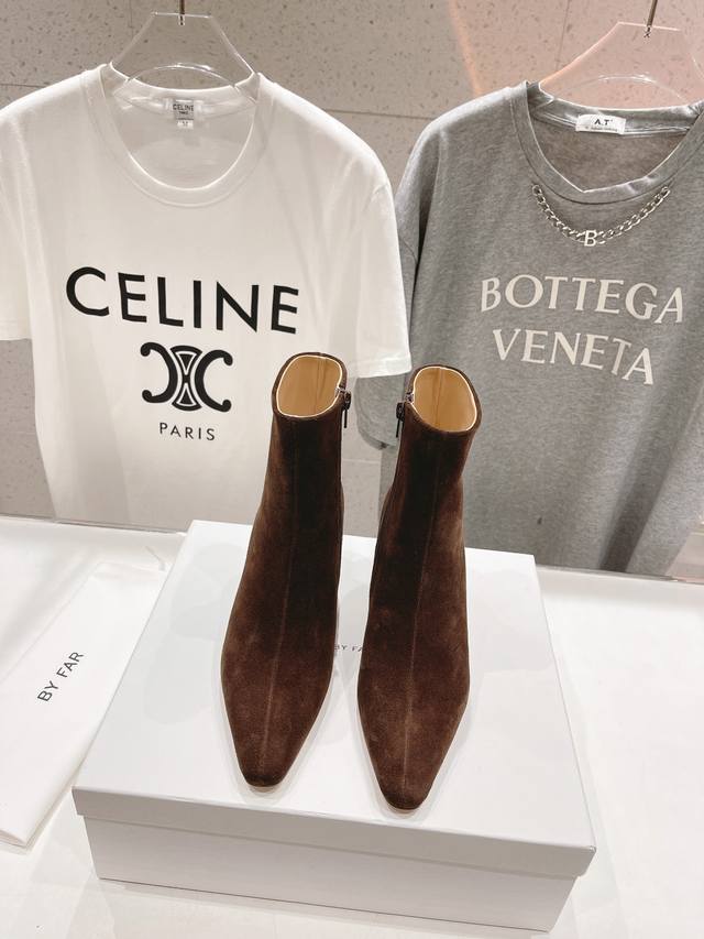 高版本出厂 By Far 2025秋冬上新 气质款 全皮版 小猫跟 新款靴子 1:1 正品购入 小方头 更加时髦 拉长腿型 可以看到我们靴子侧面是按照人体腿型设