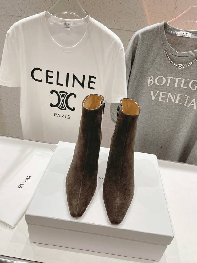 高版本出厂 By Far 秋冬上新 气质款 全皮版 小猫跟 新款靴子 1:1 正品购入 小方头 更加时髦 拉长腿型 可以看到我们靴子侧面是按照人体腿型设计出来的