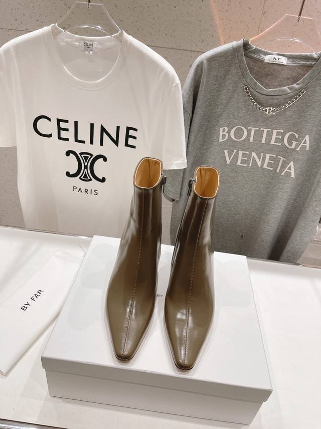 高版本出厂 By Far 2025秋冬上新 气质款 全皮版 小猫跟 新款靴子 1:1 正品购入 小方头 更加时髦 拉长腿型 可以看到我们靴子侧面是按照人体腿型设