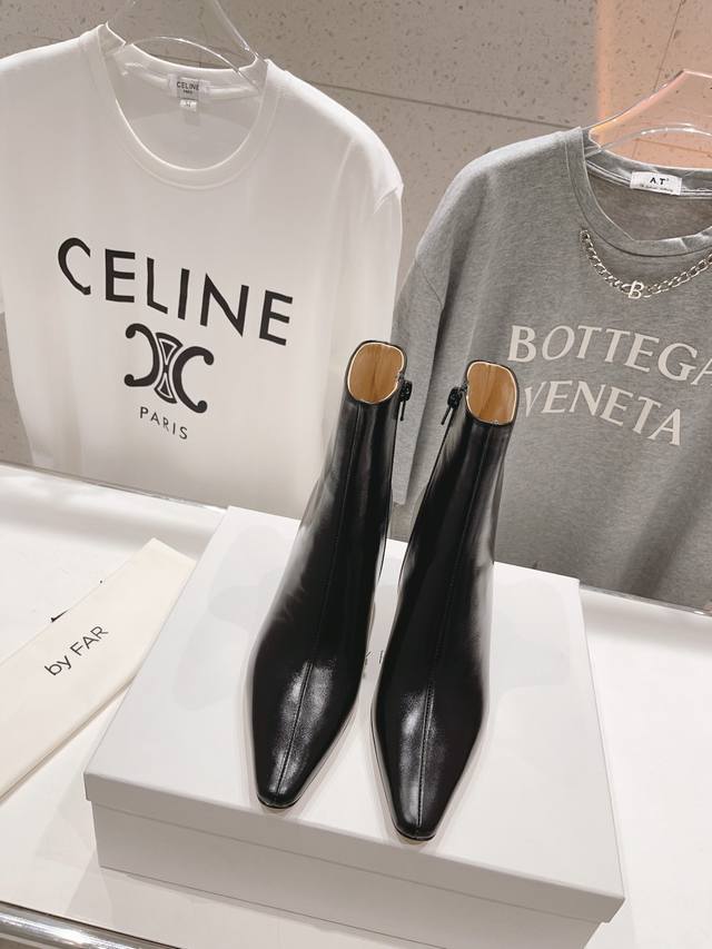 高版本出厂 By Far 2025秋冬上新 气质款 全皮版 小猫跟 新款靴子 1:1 正品购入 小方头 更加时髦 拉长腿型 可以看到我们靴子侧面是按照人体腿型设