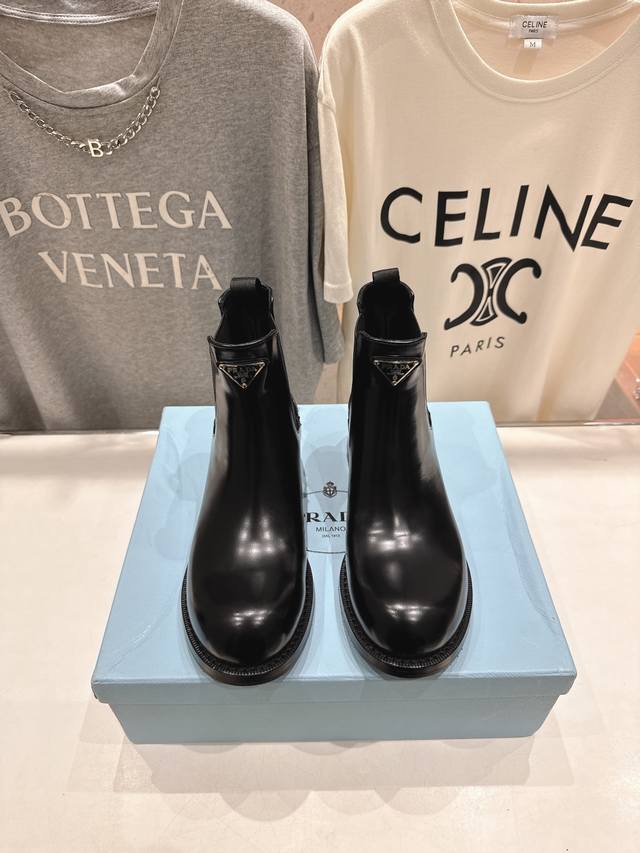 高版本出厂 Prada 普拉达F025 2025Ss最新三角扣厚底短靴马丁靴，非常耐看的一款 走秀款小短靴 原版复刻 版型超正 超经典百搭款 超级耐看 耐穿 不