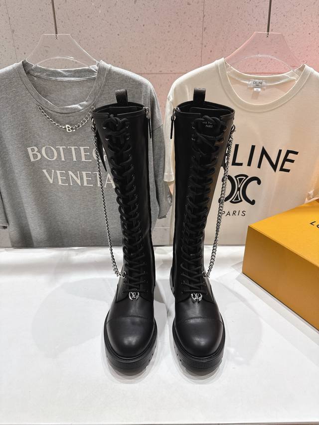 高版本出厂 Louis Vuitton 25Ss Lv驴牌新款英伦风帅气马丁靴长靴 楦型百搭瘦脚Yyds.造型立体饱满，气质满满 上脚舒适 非常复古风、气场十足