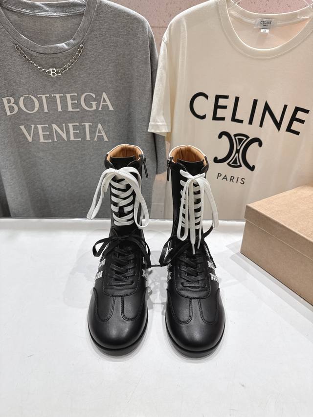 顶级出厂 Renian 小众潮牌～F028秋冬新款复古英伦风系带短靴马丁靴 网红明星小红书狂追热推 发售蠢萌可爱的造型带了点复古味！ 造型特殊，很有辨识度， 显