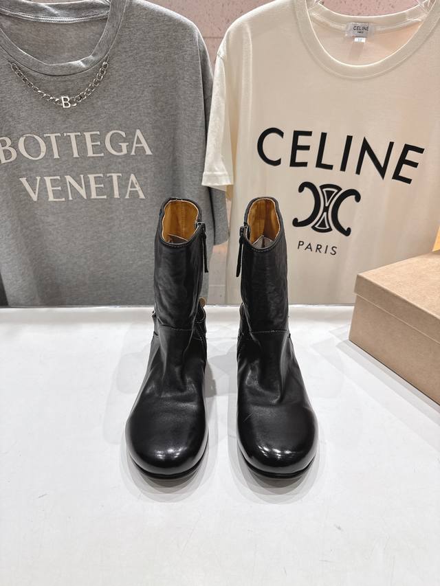 顶级出厂 Renian 小众潮牌～F028秋冬新款复古英伦风切尔西短靴马丁靴 网红明星小红书狂追热推 发售蠢萌可爱的造型带了点复古味！ 造型特殊，很有辨识度，