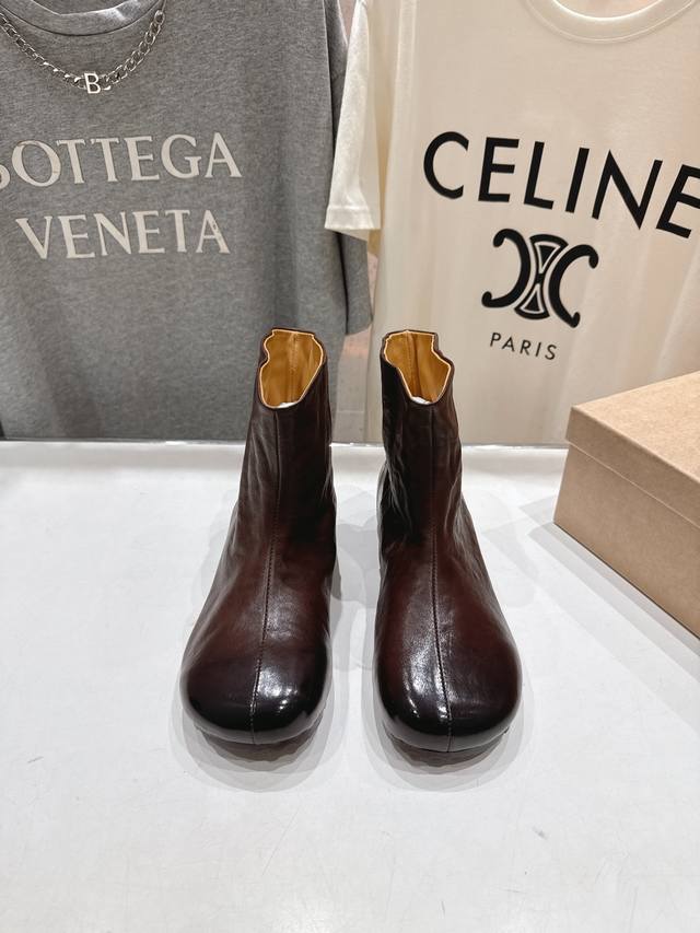 顶级出厂 Renian 小众潮牌～F028秋冬新款复古英伦风切尔西小短靴 网红明星小红书狂追热推 发售蠢萌可爱的造型带了点复古味！ 造型特殊，很有辨识度， 显瘦