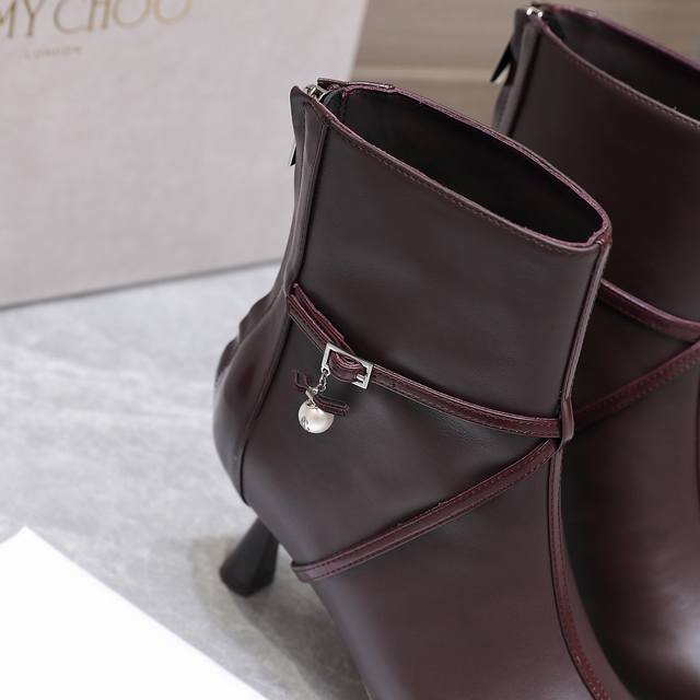 最高版本 Jimmy Choo 吉米周 是一个非常全面之尊贵时尚生活品牌， 香港,美国等大时尚博主及明星的同款细跟小裸靴 澳大利亚 尖头系列、简直是美上天了，爱