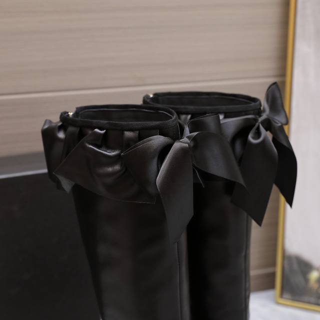 Chane*｜小香25A秋冬新品蝴蝶结弹力靴 当经典香家美学与潮流鞋履设计碰撞 这双褶皱靴口蝴蝶结弹力靴应运而生 瞬间成为时尚精们的梦中情靴。 靴面正中标志性的