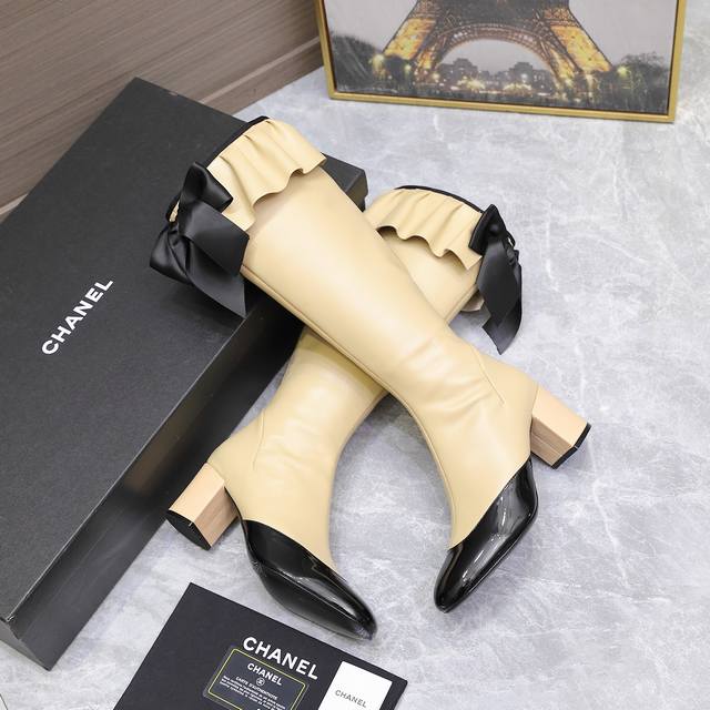 Chane*｜小香25A秋冬新品蝴蝶结弹力靴 当经典香家美学与潮流鞋履设计碰撞 这双褶皱靴口蝴蝶结弹力靴应运而生 瞬间成为时尚精们的梦中情靴。 靴面正中标志性的