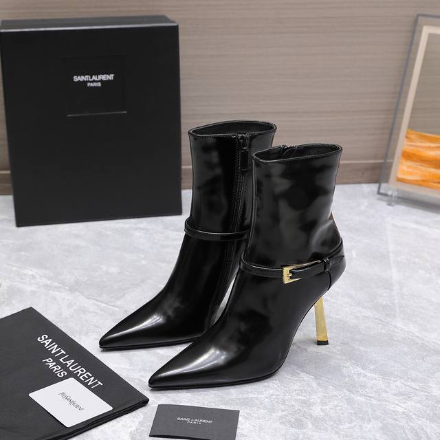 最高版本 Saint Laurent Ysl圣罗兰尖头高跟及踝短靴 Ysl这款靴子的设计亮点在于其独特的方形尖鞋头，强烈的视觉冲击力为您带来更多魅力气场。设计犹