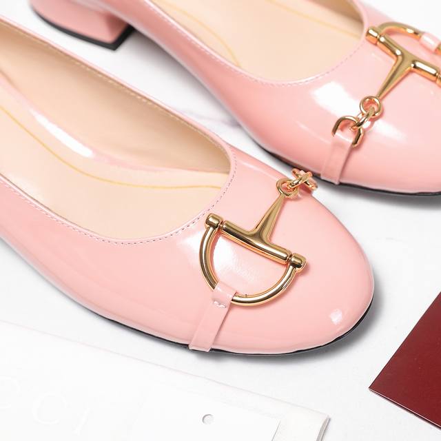 最高版本 2025 新款古奇Gucc马衔扣浅口单鞋平跟圆头女鞋 顶级版本、欢迎比对. 原版1:1复刻 注意请认准咱家正品保证 制作Gucci创作总监推出优雅露跟