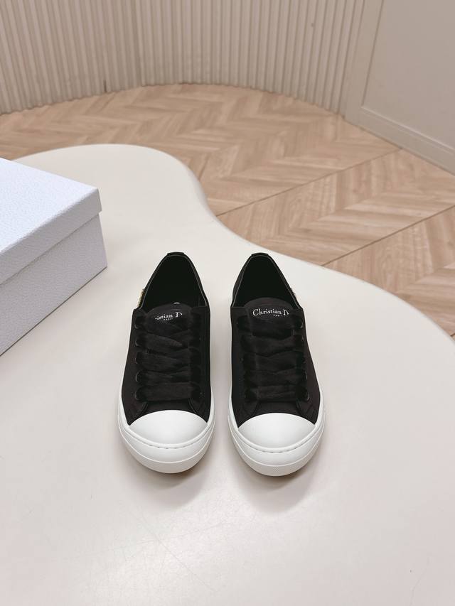 出 迪奥 Dior Lucky缎面休闲运动鞋Dior 设计师真的太懂女生夏天的需求了 这次的新品Lucky薄底鞋就像她的名字一样可爱薄底+浅口设计让整双鞋非常轻