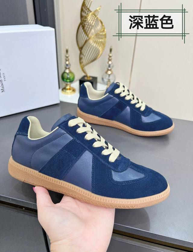 高版本35--45情侣款 ｜德训休闲板鞋，鬼才设计师品牌，一个轻奢品牌 这一款德国训练鞋延续了经典的T形真皮拼接设计，经过设计团队多次的精心改良，只为让您体验最