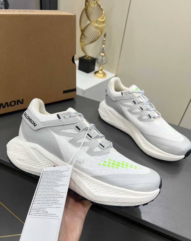 Salomon 萨洛蒙纯原 Odyssey Elmt Low情侣款运动鞋 1947年在阿尔卑斯山脚诞生的Salomon，原本是造滑雪板的，后来把雪场科技融进鞋子