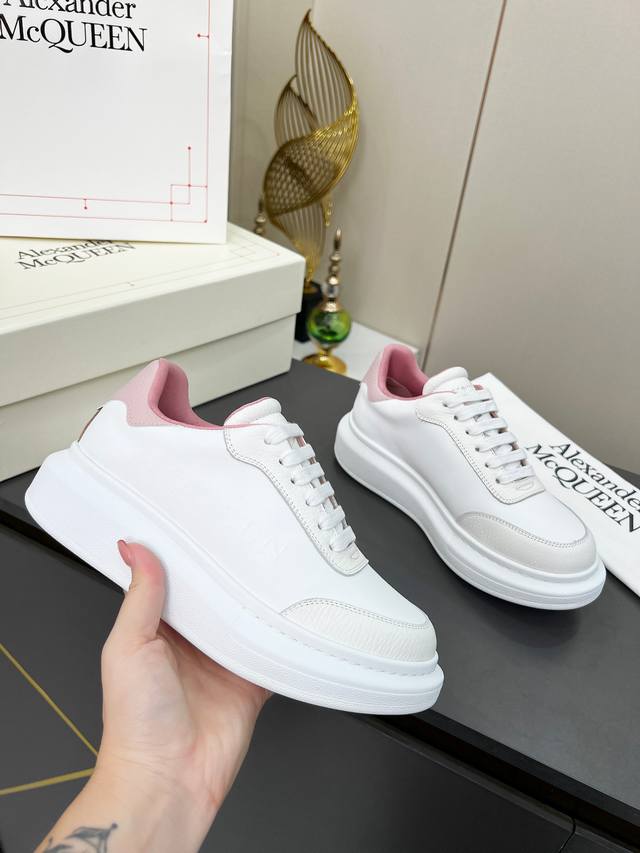 Alexander Mcqueen 亚历山大麦昆 皮革 系带圆头 低帮 生活休闲鞋 情侣鞋！2025最新米兰时装周T台走秀款，独特个性的设计，上脚超有范，圆头的